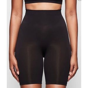 SKIMS Sculpting Mid Thigh Shorts size XXS
